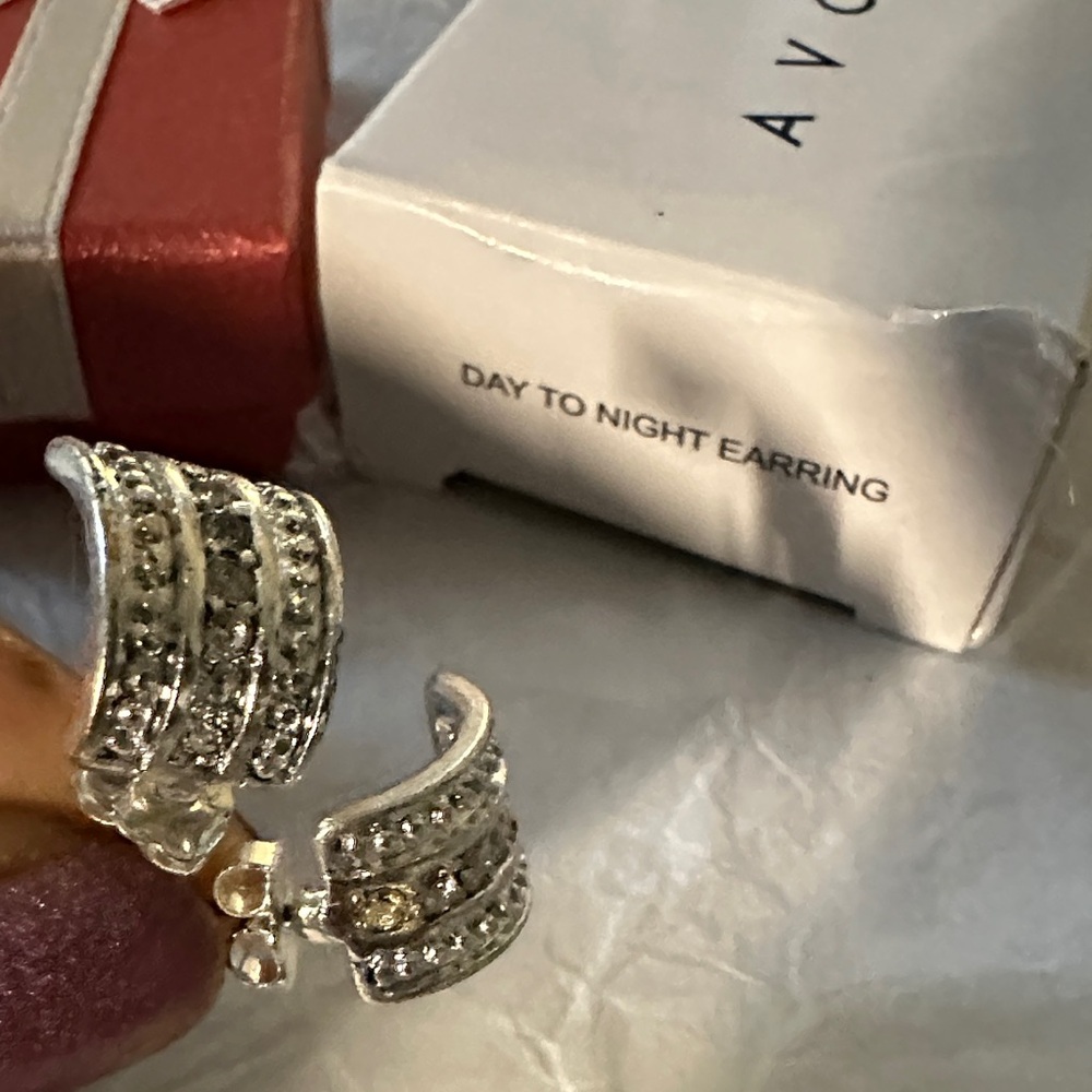 Avon vinegar day to night Earrings - Picture 1 of 10